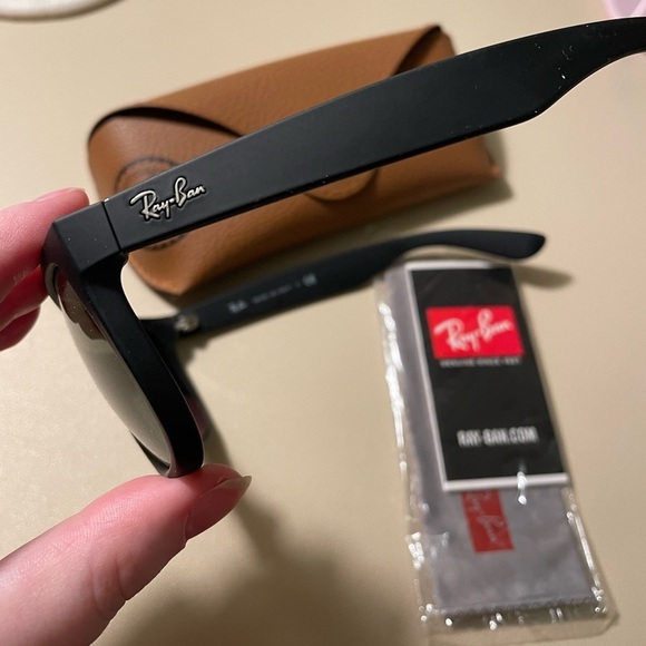 Authentic Black Ray Bans with case - Picture 5 of 8